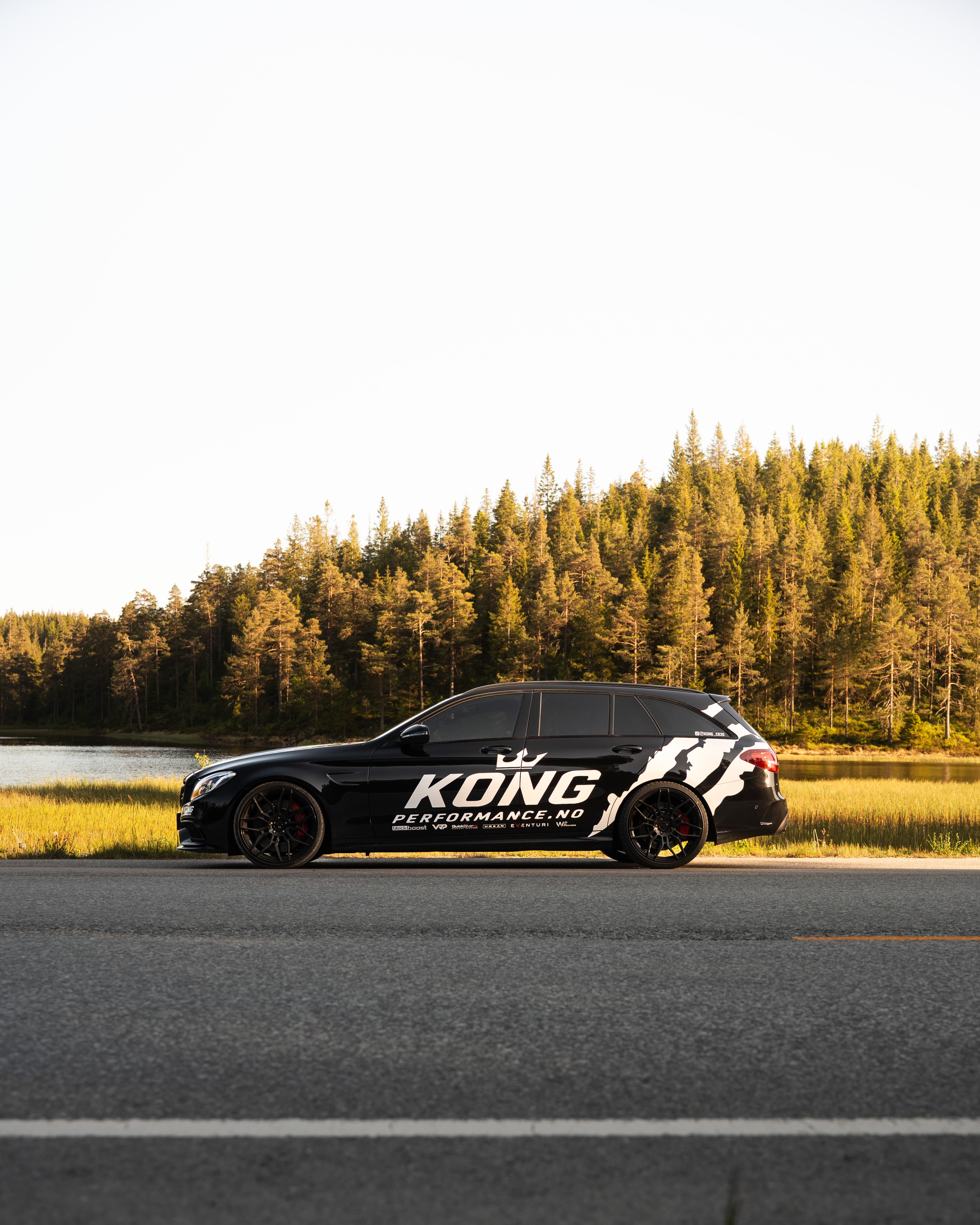 Svart Mercedes C63S med folie på
